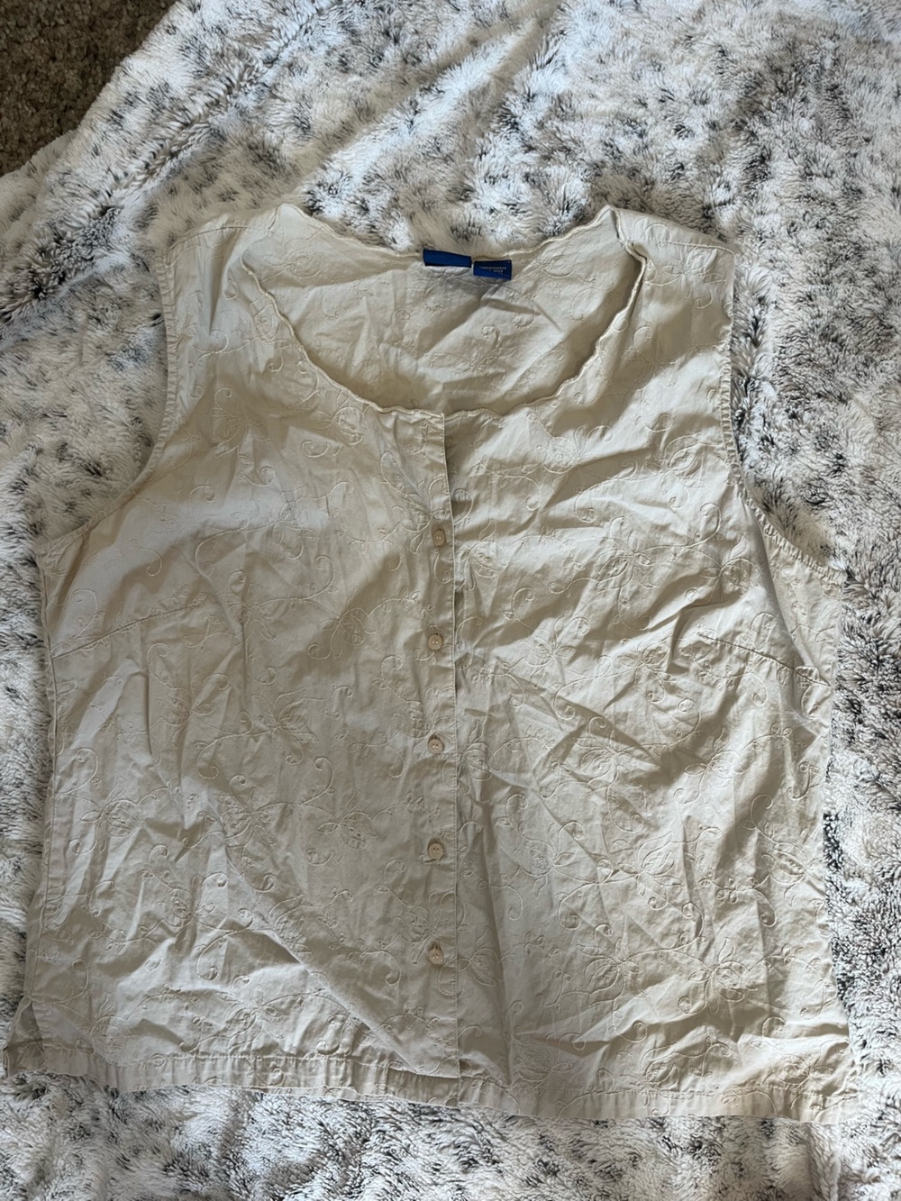 Basic Editions Cream Sleeveless Embroidered Button-Up Top